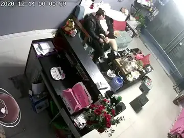 《破解家庭摄像头》监控偷拍鲜花店老板娘在大厅给情夫吹箫闺蜜突然出现把她支开继续口爆 new