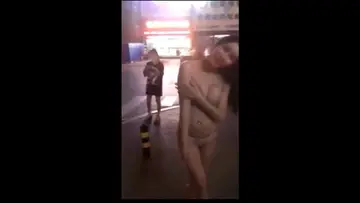 最新门事件瞅着很眼熟的网红脸蛋据说是个网红主播磕了药街头裸奔嗨翻了路过的司机 new
