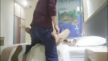 老马打螺丝】白色长裙极品少妇，韵味十足，撩起裙子揉穴，站立拉着手后入 new