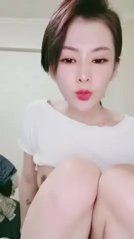 中性短发美女凹凸玻璃棒自慰，烈焰红唇M腿掰穴，玻璃抽插揉搓阴蒂，换装包臀裙，浴室洗澡湿身诱惑 new