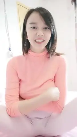 气质露脸哺乳期的小阿姨家里有人偷偷的跟狼友骚一下，互动撩骚漏出坚挺的大奶子挤奶水给狼友看，自己抠逼逼 new