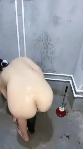 超清纯刚下海18短发萝莉嫩妹子 ，单腿白色丝袜假屌自慰，翘起双腿进出抽插，浴室洗澡湿身诱惑，半脱下内裤露穴 new