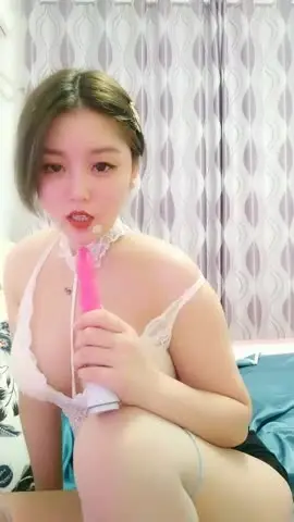 丰乳肥臀新人肉感短发美女小尺度诱惑，撩起内衣露出大白美乳，跳蛋塞内裤震动，掰穴用火腿肠摩擦阴蒂 new
