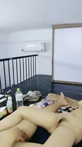 小哥的乖乖小可爱女友全程露脸在镜头前让小哥玩，亲着小嘴玩奶子抠逼，攥着小哥的鸡巴呻吟，让小哥抗腿抽插 new
