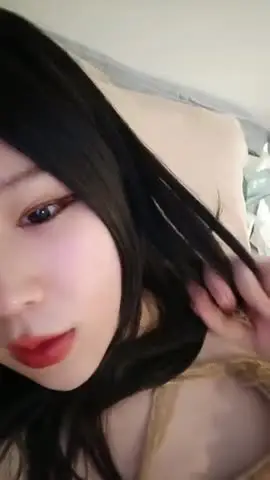 烈焰红唇网红小姐姐!躺在床上寂寞秀一段!撩起裙子掰穴,从下往上视角,双指插入猛扣 new