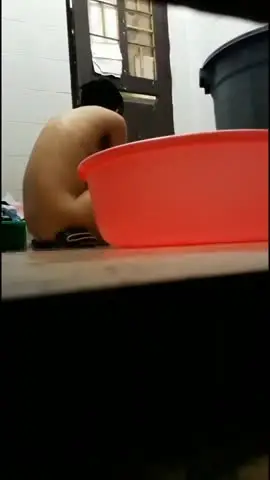 邪恶的房东躲在梳妆台下面偷拍下班的打工妹回来洗澡~邪恶的房东躲在梳妆台下面偷拍下班的打工妹回来洗澡 new