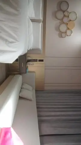 2022-4-15【哥现在只是个传说】高端极品，甜美型大奶小姐姐，埋头吸吮大屌，后入大屁股，脸对着镜头 new