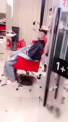 美少妇露脸光屁屁去理发店吹头发 老板吹个发要多久 坐一下马上好 玩的就是刺激~美少妇露脸光屁屁去理发店吹头发 new