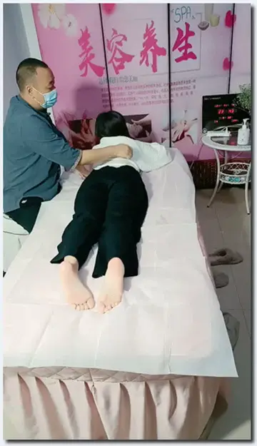 美容院大叔又撩风骚女顾客，全身精油按摩撩骚激情啪啪特殊服务，按摩床上各种抽插，小少妇还跟男的视频电话 new