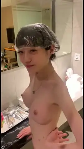 国产淫荡的女主播与她的大男友直播插逼淫水四溅高清A new