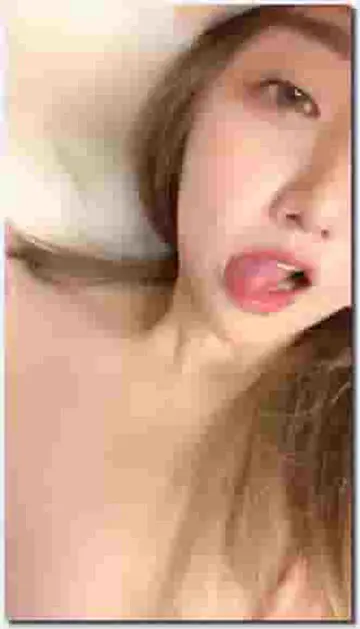 鸭舌帽酒窝甜美女神小姐姐大尺度秀，近距离特写手指扣弄拍打，没几下就流出水来，跳蛋震动阴蒂呻吟很好听 new