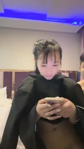 两男一女酒店开房!一个操逼哥们旁边观战!马尾辫小骚货,抓屌吸吮,多毛一线天肥逼,怼入爆操好紧 new