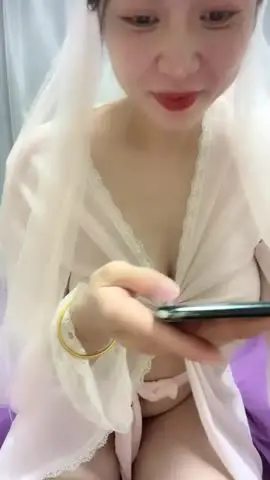 淫贱小宝贝深夜里的骚逼孕妇全程露脸陪狼友骚，新娘妆情趣诱惑，性感的大奶子已经胀奶了，自慰骚穴浪荡呻吟 new