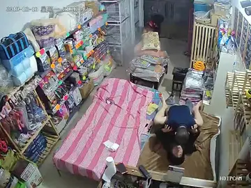 《精装 泄密》摄像头入侵真实偸拍家庭店铺办公室出租房各种真实隐私生活大揭密精华篇这期亮点太多慢慢欣赏吧~65V~14-27-04 new