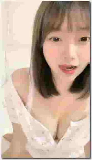 出品 卡哇伊长相甜美极品萌妹放开尺度道具自慰，揉搓美乳脱掉内裤，假屌摩擦骑乘插入，一进一出再用大黑牛震动 new