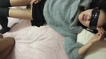 晚上加班吃宵夜灌醉未婚女同事蒙着眼睛把她下面摸出水性奋后主动吃鸡巴做爱1080P高清无水印1 new
