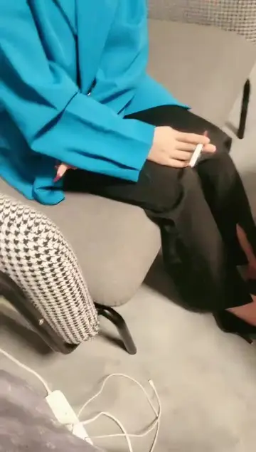 剧情演绎五一放假约了个蓝色西装妹子，给1000块啪啪拉开衣服摸奶子，舔屌口交翘起屁股扣弄，第一视角后入猛操 new