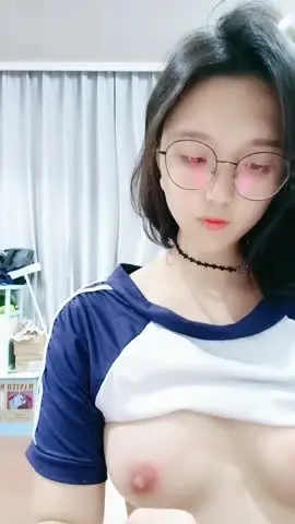 粉色奶头眼镜美少女!外表甜美性格超好!张开双腿掰穴,振动棒磨蹭,爽的嗯嗯叫呻吟好听 new