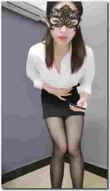 重庆林允高颜值美女OL装诱惑短裙黑丝，脱衣舞扭动开档丝袜翘起屁股，沙发上张开双腿掰穴 new