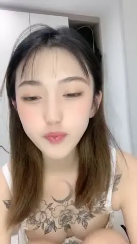 精致玫瑰纹身顶级嫩妹新人小姐姐，白皙美乳完美蜜桃臀，浴室洗澡湿身诱惑，超近距离特写，掰穴翘起双腿
