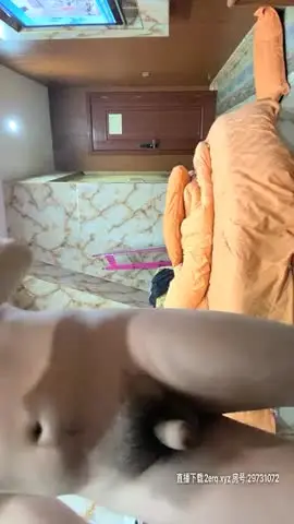 疫情还没解除，武汉奔驰哥就带小女友来酒店开房啪啪，颜值身材气质都是上品，美乳听话温柔乖巧，艳福不浅