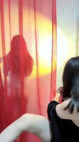 KU巨乳奶妈和白浆少妇【激情裸舞 上篇】轻纱胀里的风骚女非常诱惑，揉奶摸逼撞骚臀好刺激，挤奶水给狼友喝别错过