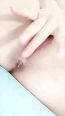 纯天然美乳小阴唇美穴小姐姐难道露脸,撩起小背心揉捏圆润奶子,手指摩擦小穴搞得湿湿,翘起大屁股扭动