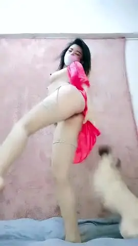 才艺的女主播舞蹈加瑜伽【上篇】配合演绎诱惑狼友，丝袜情趣揉奶摸逼，上演一字马特写骚穴，浪荡呻吟真刺激