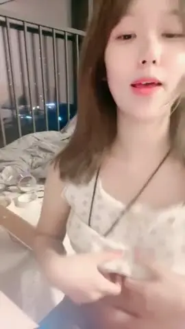 甜美活泼美少女！撩起衣服揉捏奶子！粉穴特写手指扣入，水声哗哗娇喘好听，坐在地上展示美臀