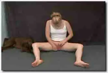 !人与动物~母狗~美女母狗~Caledonian Aurora Bliss Eating Out The Dog