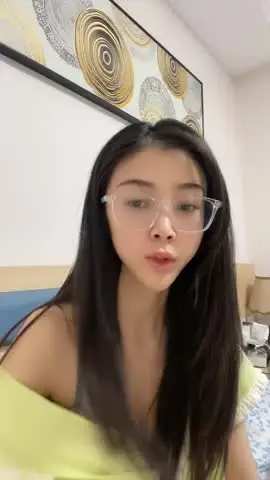 气质文静眼镜妹!近期下海收费秀!苗条身材美腿,脱光光展示,翘起美臀露肥穴,揉搓奶子很是诱惑