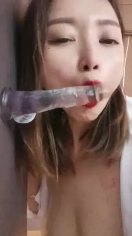 爆乳骚劲十足御姐!近期下海极度风骚!性感透视装珍珠内裤,往上视角假屌深插,极品肥穴超诱人