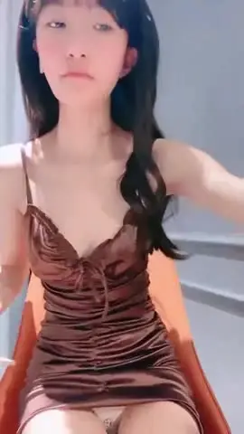 近期下海甜美小姐姐！性感吊带睡衣！细腰美臀大长腿，逼毛杂乱骚穴，掰掰穴假屌骑坐自慰 new