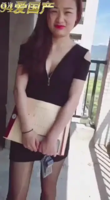露脸小姐非常卖力认真的给顾客服务 new