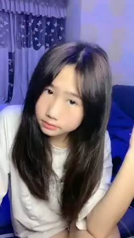两个00后新人小萝莉！全裸小尺度诱惑！超级嫩柔软美乳，翘起屁股扭动看穴，一起扭腰卡哇伊