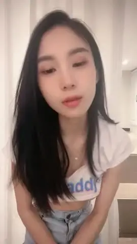 极品美女【月月嗷】修长美腿细腰,脱衣舞诱惑,多毛骚逼自慰,超近视角特写,双指扣入水很多