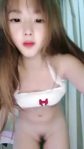 可爱系美少女【小晶晶】一脸呆萌卡哇伊,撩起小背心贫乳,揉搓小穴狂喷水,假屌深插娇喘