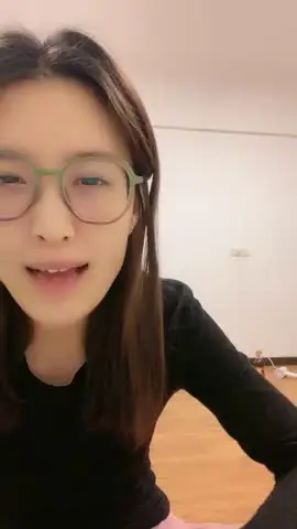 清纯眼镜小姐姐初下海！甜美性格好！半脱下内裤特写掰穴，跪在床上翘起屁股，全裸小秀一波