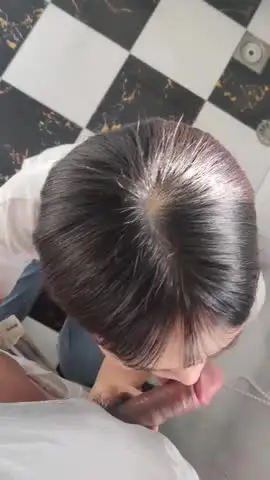 丽江古城艳遇一夜情，样子看着清纯，没想到吹箫这么厉害，小舌头转起来 了不起！