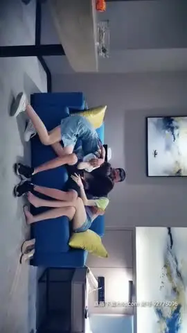 高价网约两个萝莉型兼职嫩妹双飞,牛仔裙极品小姐姐,一流颜值修长美腿,双女一起服务爽死,骑乘后入轮流操