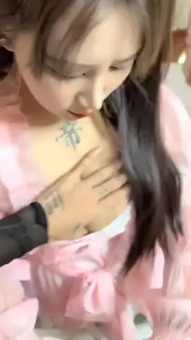 混血長腿妹妹!和胖閨蜜4P激情!好想被操,扒掉衣服就開干,一人一個猛操,攝影小哥旁邊觀戰