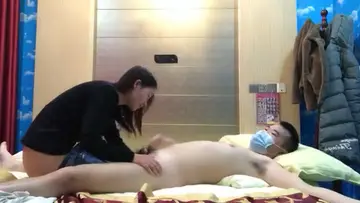 【王子哥专啪学生妹】土豪哥提前吃了伟哥开好房,把学生妹扒光肆意蹂躏,身材好颜值高在学校不少人追的清纯女神也这么骚