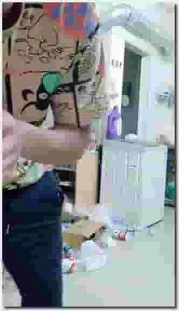 被玩坏的老逼,瓶子插菊花插逼逼,整个塞进去,小哥整只手塞进去拳交,骚逼冒白浆高潮喷水比你家水龙头都足