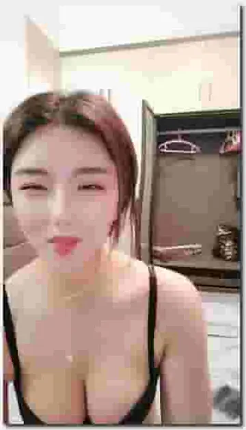 这么妖艳又漂亮的顶级车模都下海了,炮友无套内射她的粉逼,猥琐的炮友戴个长长的假发显得更猥琐了,成功把女神逗乐了~顶级车模都下海了,内射她