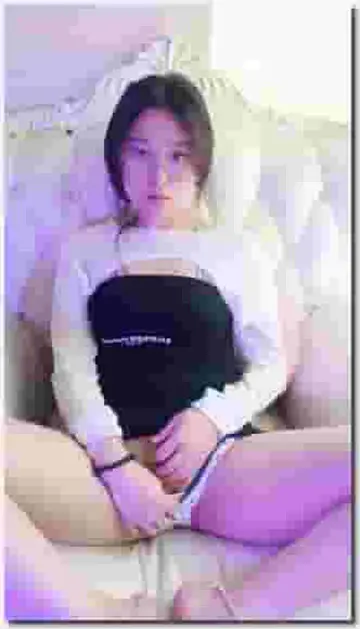 长相文静无毛白虎新人眼镜妹自慰收费秀，手伸进内裤自摸揉奶，脱掉内裤掰穴特写，黑色网袜拿出跳蛋按摩器塞入震动