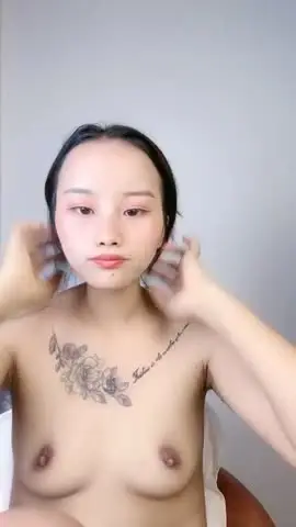 两个小骚逼镜头前展示,第二个好靓身材不错,逼逼干净毛都没长齐,听狼友指挥撅着屁股给狼友看掰开逼看特写