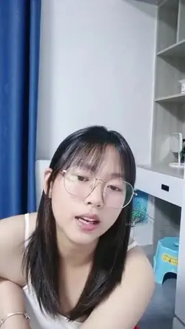 新人~真实在校生【性感美芽】私人宿舍~全裸扒穴~洗澡,为了赚下学期的学费也是拼了~性感美伢~性感美芽 7-4-1 1252846615