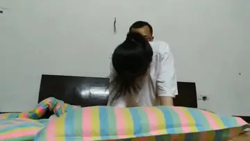 【搜群搜频道就来 】四眼小青年出租房玩肏认识不久的学生嫩女友特意网购大黑牛给她玩一个清纯妹就这样被调教成骚妹了原版 new