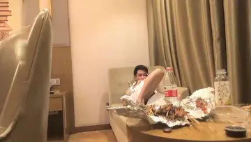 STP17852 极品性感包臀裙妹子吃完烧烤按摩,张开双腿摸逼舔弄给妹子推油按摩