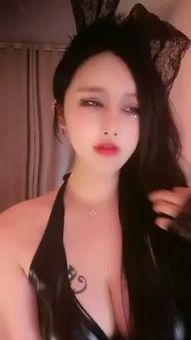 STP27085 顶级网红女神下海!情趣兔耳朵大红唇!掰开小穴假屌磨蹭,抬起美腿深插,无毛骚逼骑坐~STP27085